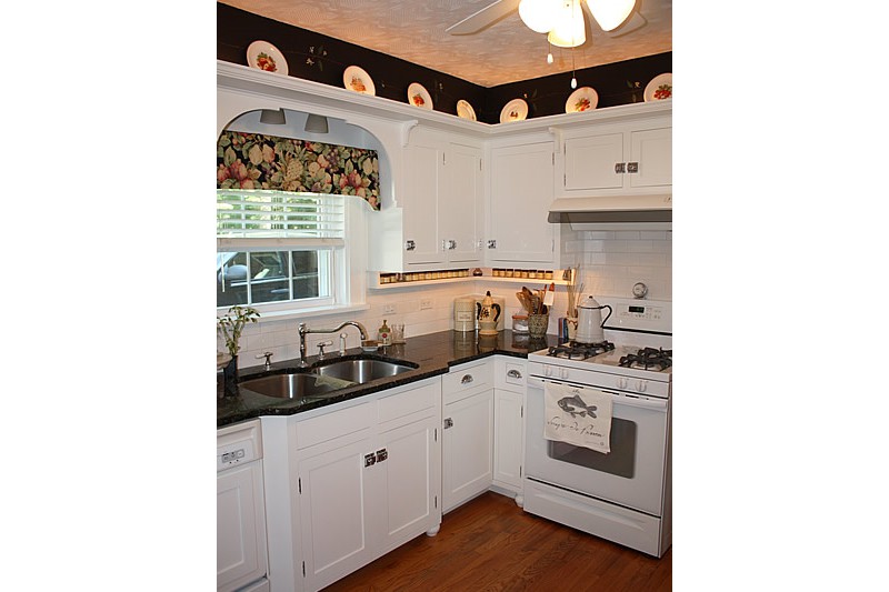 COTTAGE KITCHEN